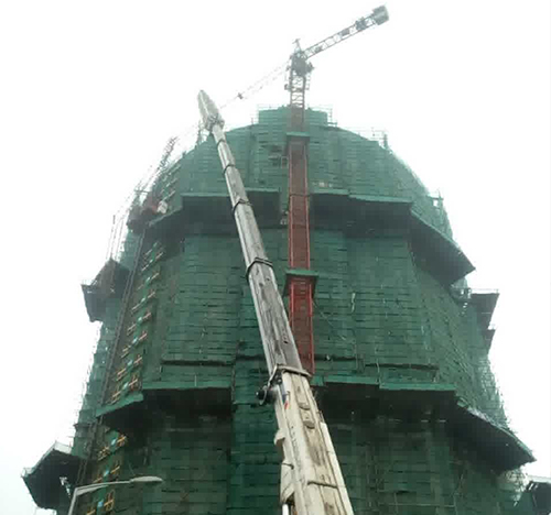 交城吊车在工地上作业